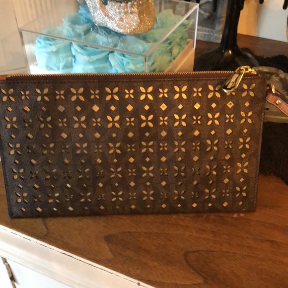 Authentic Michael Kors wristlet. NWOT - Picture 1 of 13